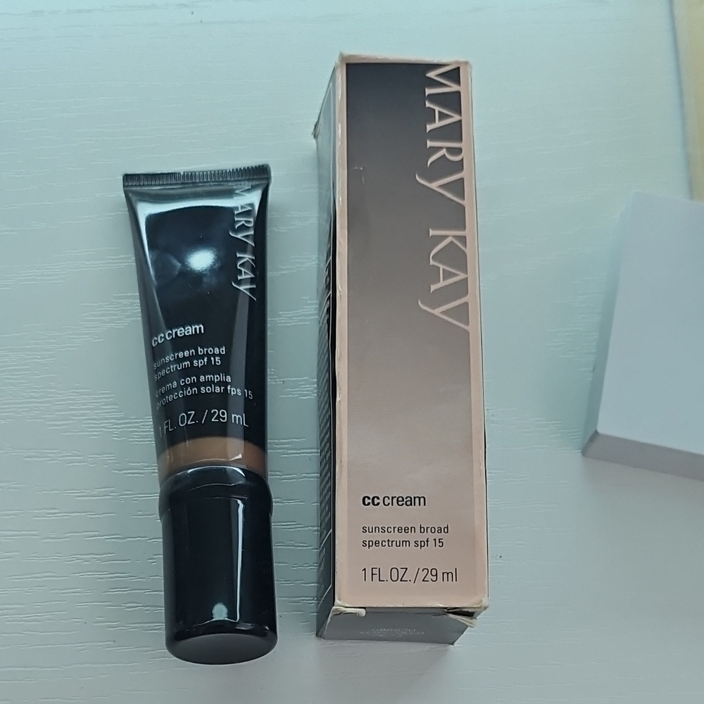 Mary Kay CC Cream with SPF 15 - Black and Tan